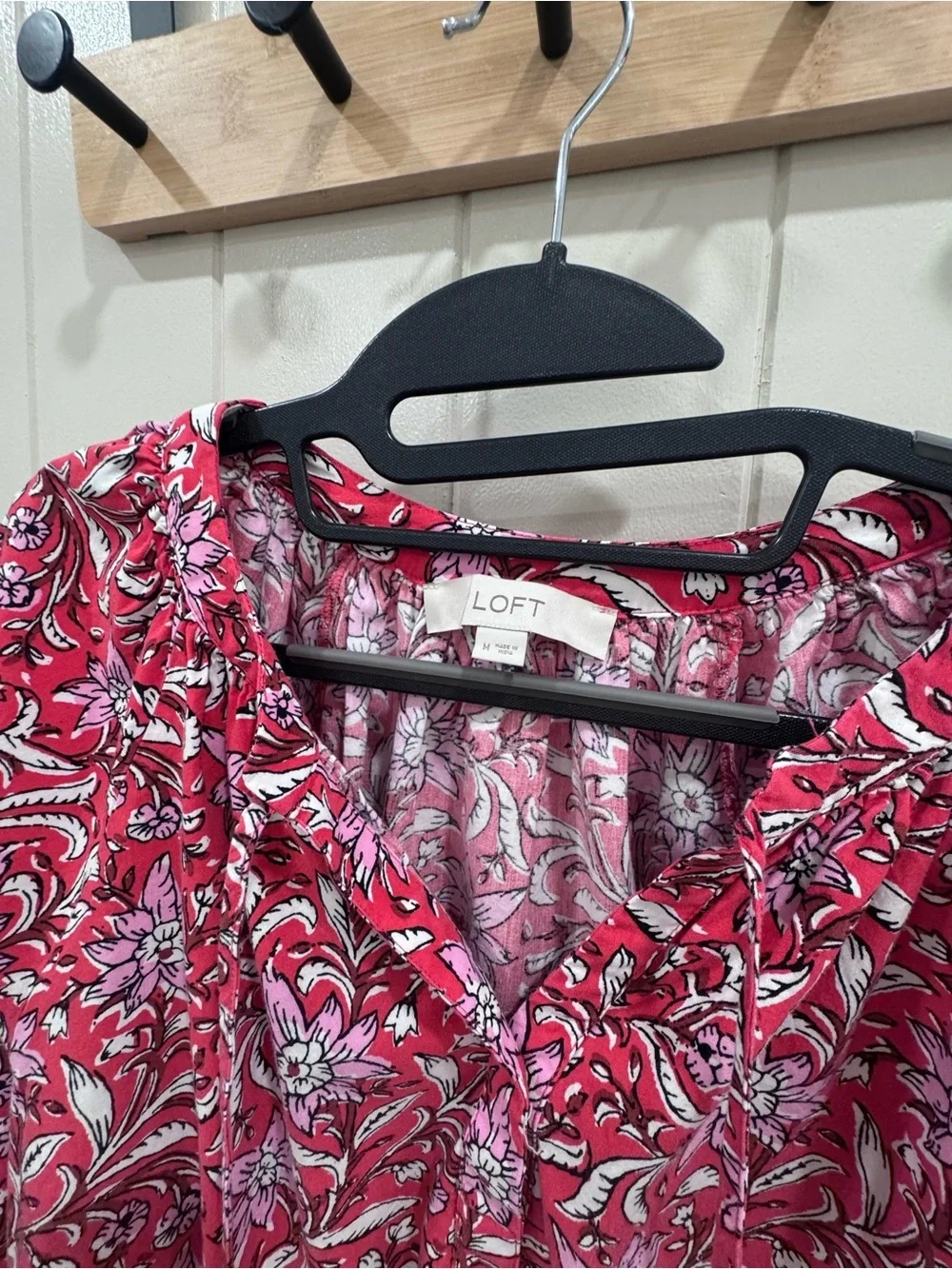 LOFT Women's Pink and Red Floral V-Neck Puff Sleeve Top